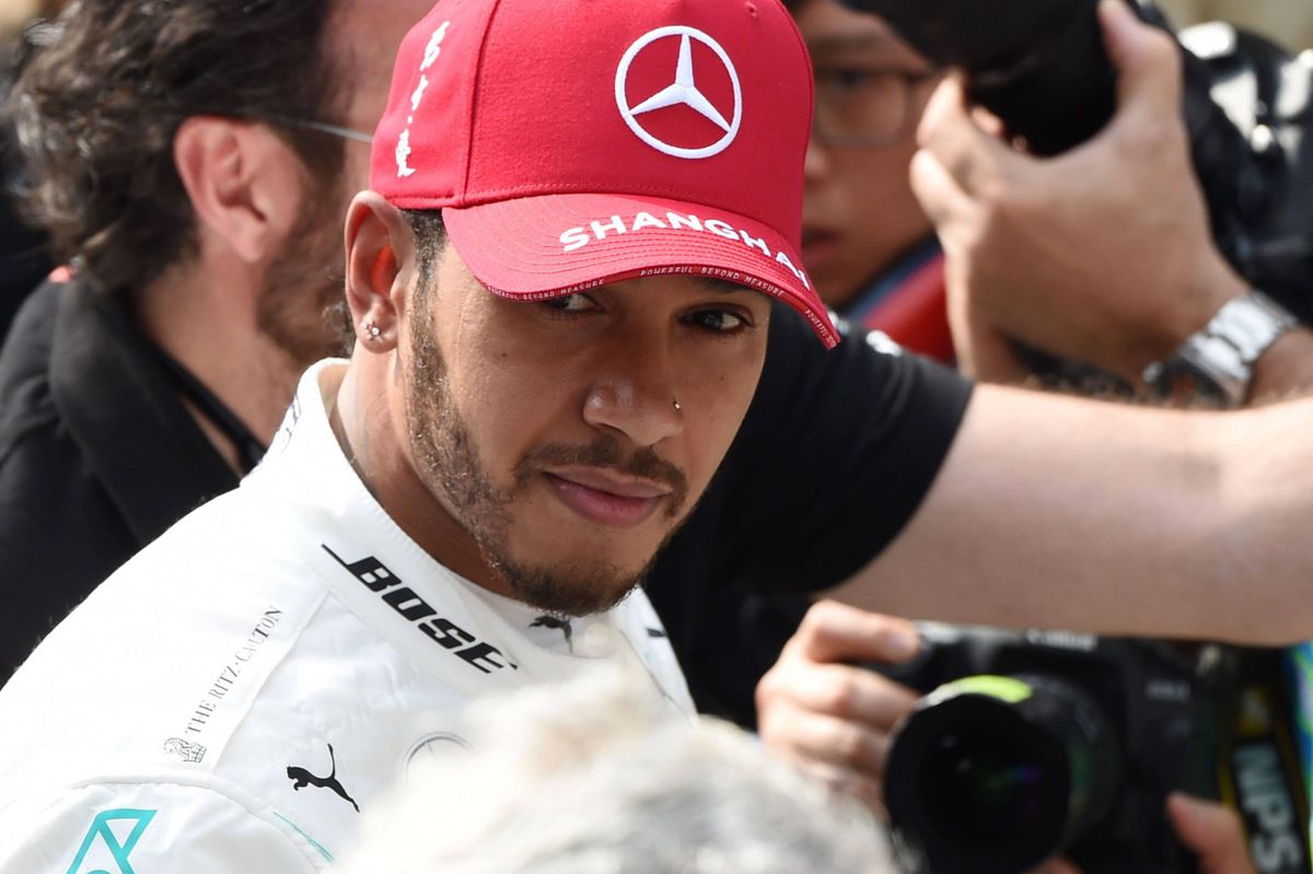 Hamilton reageert via Instagram kort maar krachtig op 'ongeschreven regel' van Verstappen: 'Nope'