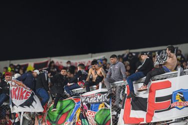 🎥​ | Tribune in Colo-Colo-stadion breekt af nadat fans in reclamezuilen klimmen