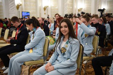 Vladimir Poetin neemt het op voor Russische kunstschaatsster Kamila Valieva: 'Dat is zinloos'