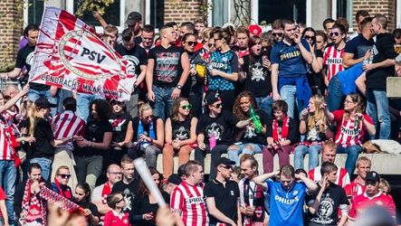 PSV-fans houden United-sterren met vuurwerk uit hun slaap