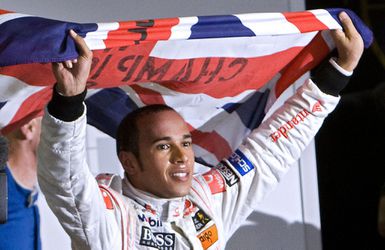 9 jaar geleden: Lewis Hamilton pakt 1e wereldtitel na waanzinnige ontknoping (video)