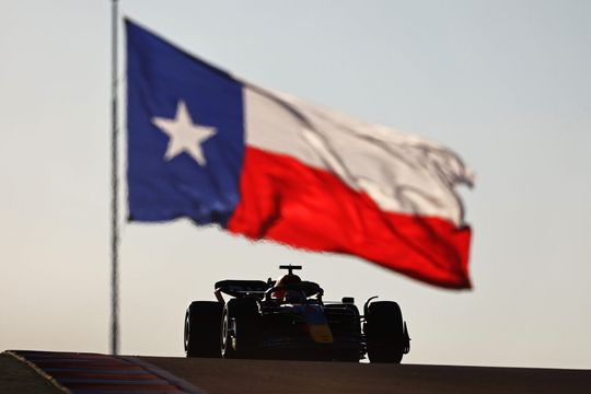 Max Verstappen in 'bandentestrondje' naar 7e tijd tijdens 2e vrije training GP VS