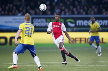 Arsenal-scout zit tussen Chelsea en City-scout op tribune voor Bazoer