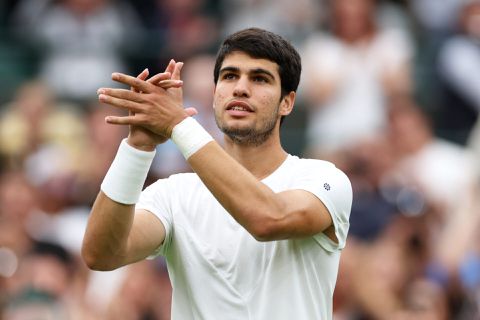 Carlos Alcaraz moeiteloos door ronde 1 bij Wimbledon na korte regenpauze