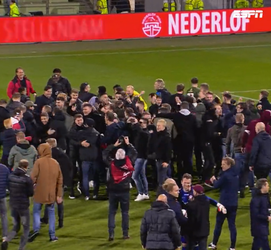 🎥 | Ouderwetse pitch invasion! Fans massaal veld op in Dordrecht na promotie FC Emmen