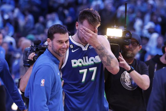 Luka Doncic leidt Dallas Mavericks met nooit vertoonde triple-double naar zege