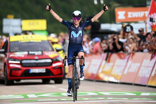 🎥 ​| Annemiek van Vleuten sloopt tegenstand bergop: solo naar dagzege én gele trui in Tour de France Femmes