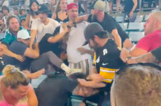 🎥 | Gekkenhuis bij NFL-oefenduel: 'fans' van Steelers en Jaguars raken KEIHARD slaags