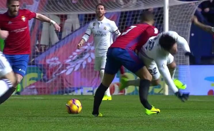 AUW! Bonnin van Osasuna breekt lomp z'n been tegen Real (video)