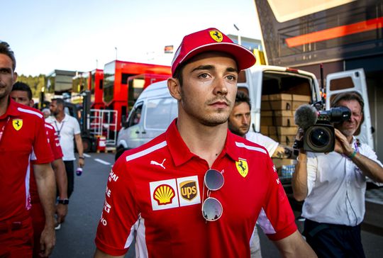 3 uur na de race toont Leclerc zich eindelijk sportief en feliciteert Verstappen