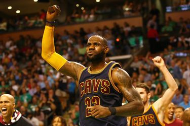 Galavoorstelling en gigantische zege LeBron's Cavaliers in play-offs