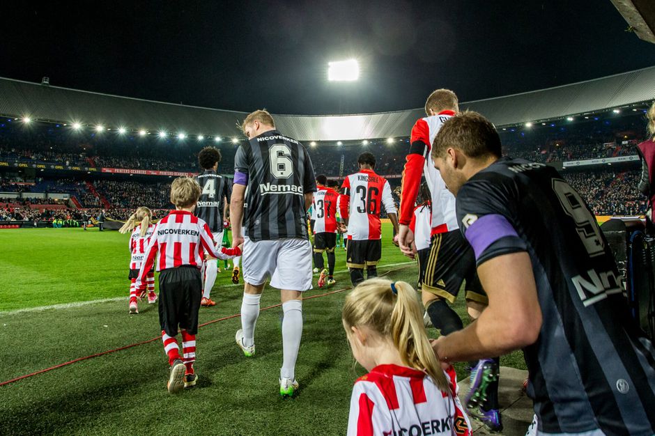 Dit is waarom Sparta zondag tegen AZ met rouwbanden speelt
