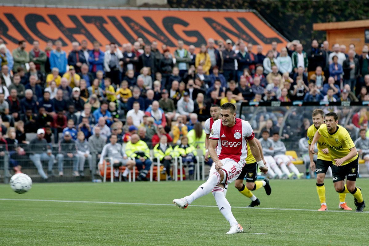 De bus van VVV-Venlo houdt het nét geen helft vol tegen Ajax, dat met 1-4 wint