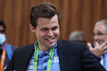 Internationale bond spreekt Carlsen aan op rol in schaakrel: 'Kan onze sport beschadigen'