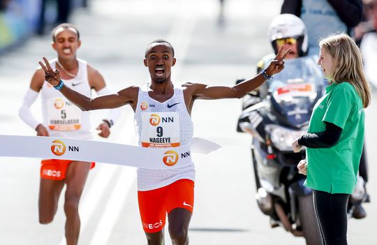 Geweldig! Abdi Nageeye verbreekt Nederlands record bij marathon Rotterdam