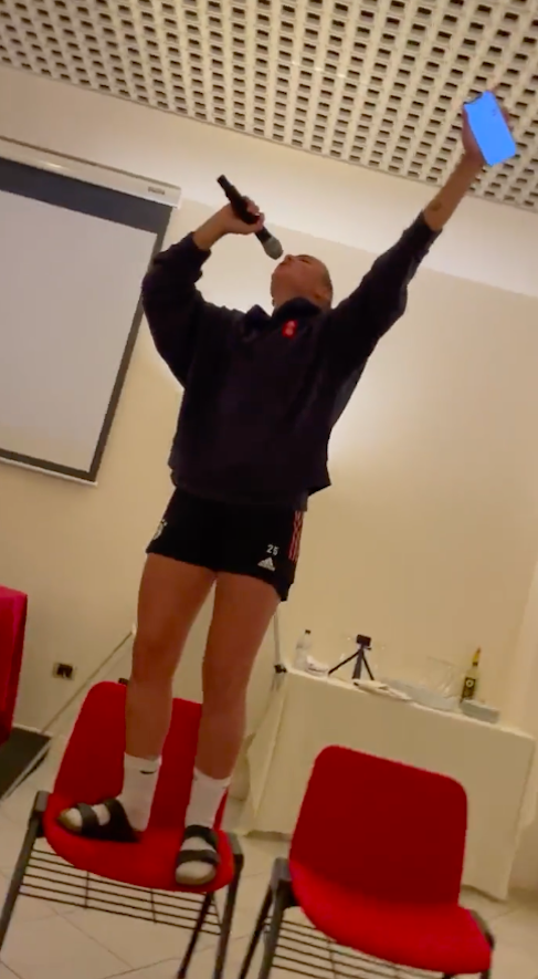 😂 | EK-winnaar en Bayern-aankoop Stanway zingt 'Sweet Caroline' bij haar introductie