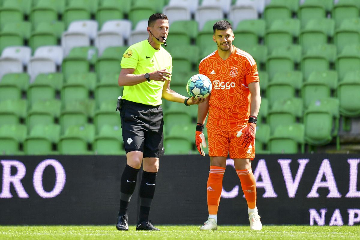 Ballenjongens doen niet aan ballen gooien op dinsdag: spelers Groningen-Ajax moeten zelf lopen