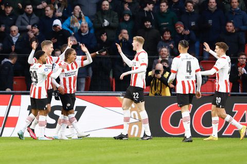 Joey Veerman wijst winnend PSV de weg tegen Go Ahead Eagles