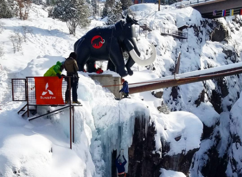 Skiënde waaghals heeft engel op z'n schouders tijdens bizarre vrije val (video)