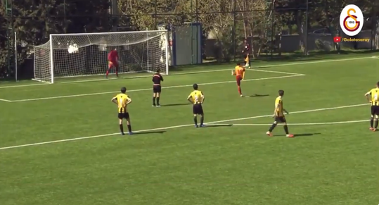 Galatasaray-talentje schiet onterecht gegeven pingel expres naast (video)