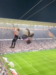 🎥​| Spectaculairste kijkervaring ever! Freestyler gaat via zipline door stadion