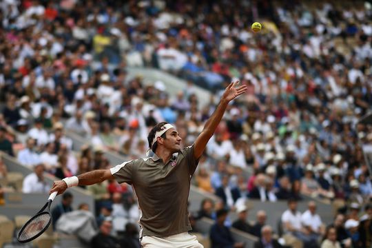 Roger Federer mept tegenstander naar huis tijdens rentree op Roland Garros