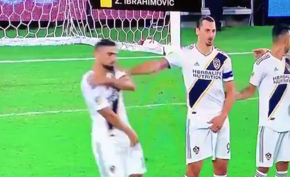 Haha! Zlatan smijt teamgenoot hard uit muurtje (video)