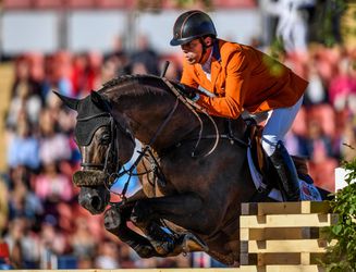Nederlandse springruiters vangen glijpartij van paard prima op en staan in finale