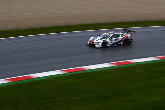 Eerste DTM-race in Assen gaat naar Duitser; Frijns valt uit (video)