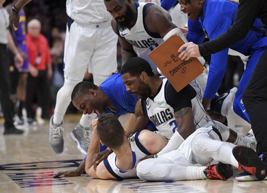 🎥 | Iedereen door het dolle heen bij Dallas Mavericks na winnende buzzer beater