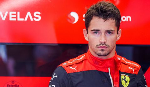 Charles Leclerc moest 5e plek inleveren omdat-ie te hard reed in de pits: 'Volledig mijn fout'