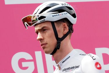 🎥 | Heftig: Thymen Arensman naar ziekenhuis gebracht na zware val in Vuelta