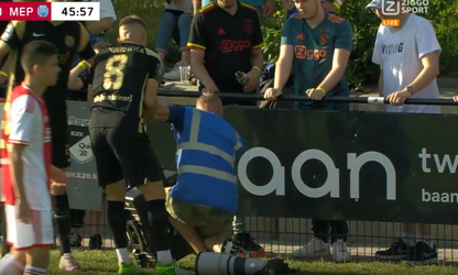 🎥​ | Man down! Mohammed Ihattaren kegelt fotograaf neer bij Ajax tegen Meppen
