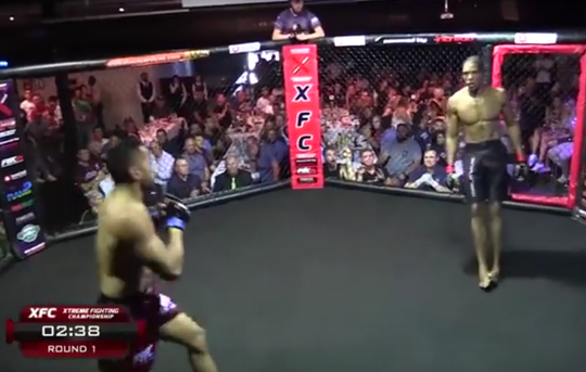 BIZAR! MMA-vechter gaat uit het niets knock-out (video)