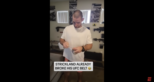 🎥 😂 | Nieuwe UFC-kampioen fixt gebroken belt met duct tape