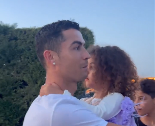 🎄🎥 | Kerst in huize Ronaldo: peperdure auto voor hem, Louis Vuitton-collectie voor haar