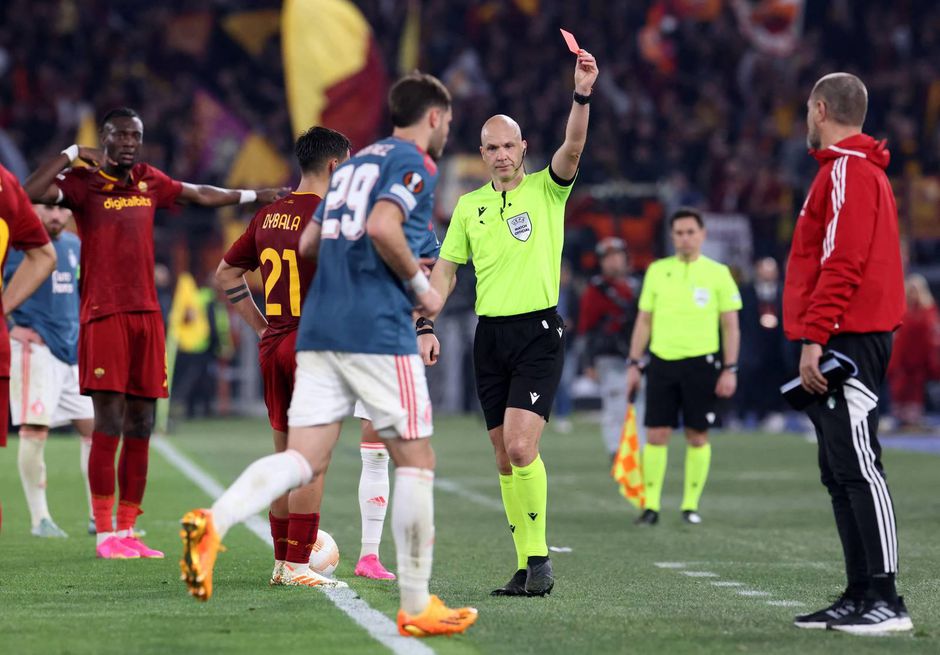 🤯 | Santiago Giménez geschorst voor 2 wedstrijden volgend Europees seizoen