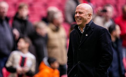 Feyenoord-trainer Arne Slot vertelde spelers niks over gelijkspel van Ajax: 'Heel prettig dat Ajax punten verliest'