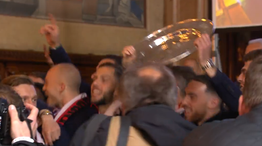 🎥 | Feyenoord-selectie viert al volop feest in het stadhuis: 'WIJ ZIJN KAMPIOEN!'
