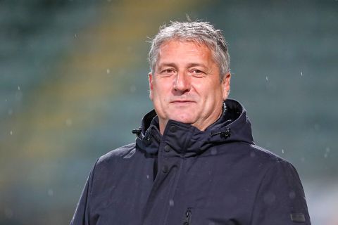 Nieuwe eigenaar ADO Den Haag geeft niets om prestaties en gooit trainer Ruud Brood eruit