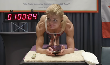 Zo ziet het eruit als je als vrouw het wereldrecord pakt na ruim 4 uur 'planking' (video)