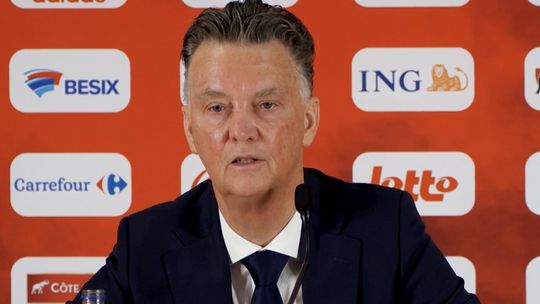 🎥​ | Louis van Gaal haalt verhaal bij UEFA over partijdige scheids: 'Mevrouw, spreekt u Nederlands?'
