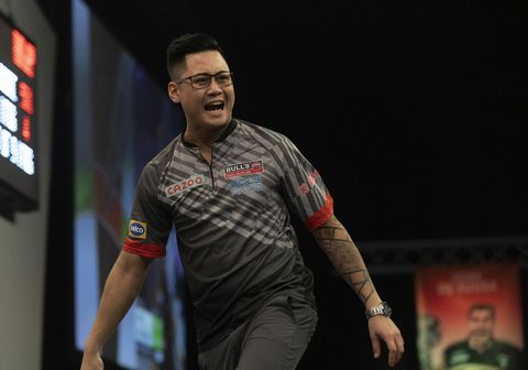 Dirk van Duijvenbode mist 2 matchdarts en verliest van Rowby-John Rodriguez in Praag