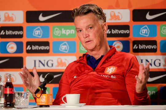 Ruud Gullit en Marco van Basten ergeren zich aan Van Gaal: 'Zit met kromme tenen te kijken'