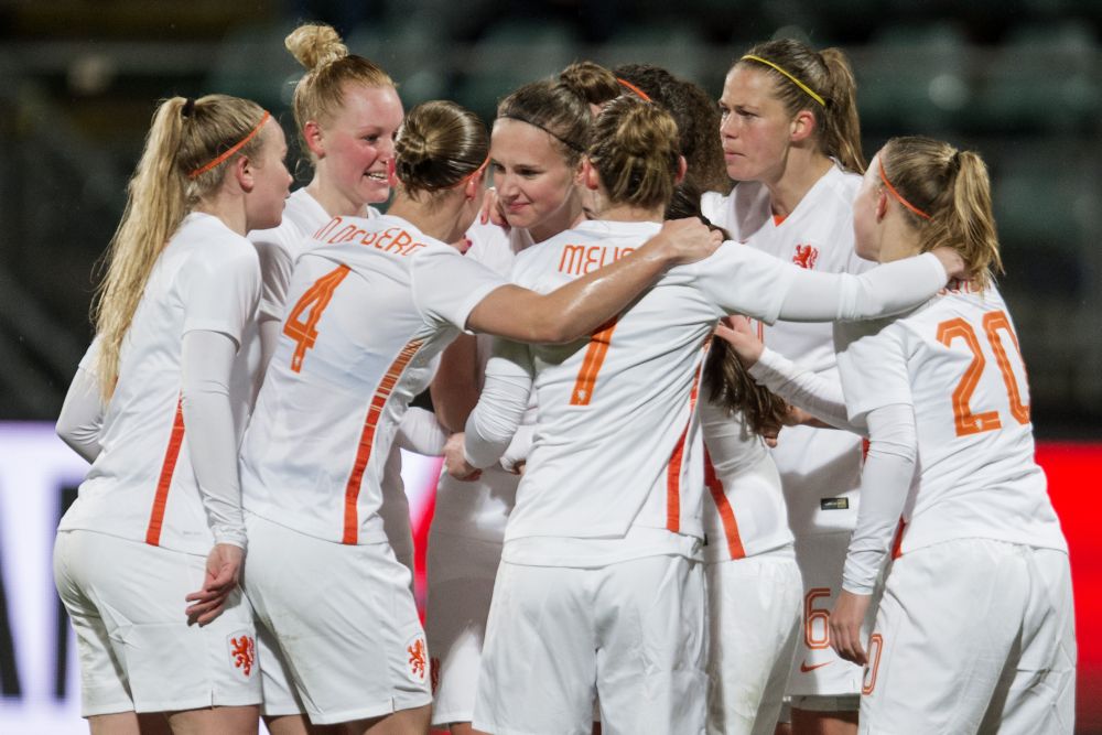 Meisjes promoten EK-vrouwenvoetbal: 'Mannen zijn veel slechter'