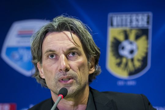Vitesse verwijdert spandoek over Maas tijdens duel met Feyenoord