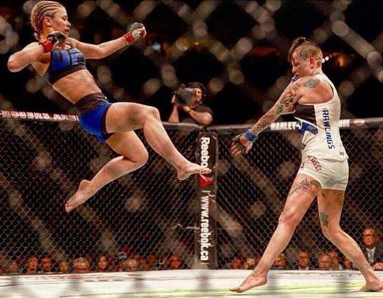 MMA-postergirl Paige VanZant slaat tegenstander knock-out (video)