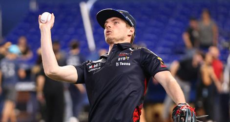 Max Verstappen voor even MLB-honkballer: gooit 'first pitch' in Miami