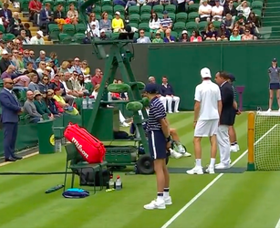 🎥 | Ugo Umbert blundert en vergeet rackets bij Wimbledon-wedstrijd: 'Mijn excuses'
