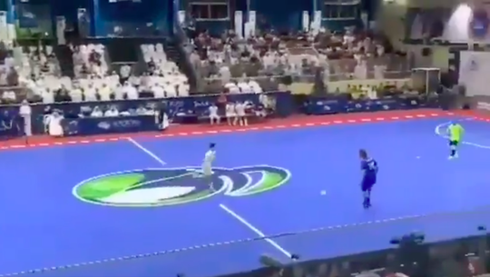 🎥 | Gefeliciteerd! Jarige Francesco Totti maakt absolute wereldgoal in de zaal